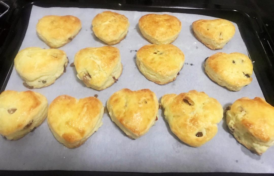 超级松软完美裂纹的司康-English scones