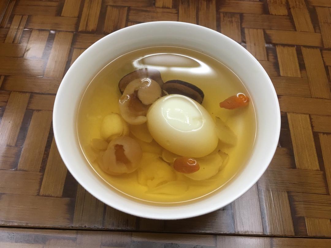 郁子淡飘做的桂圆莲子红枣百合枸杞汤