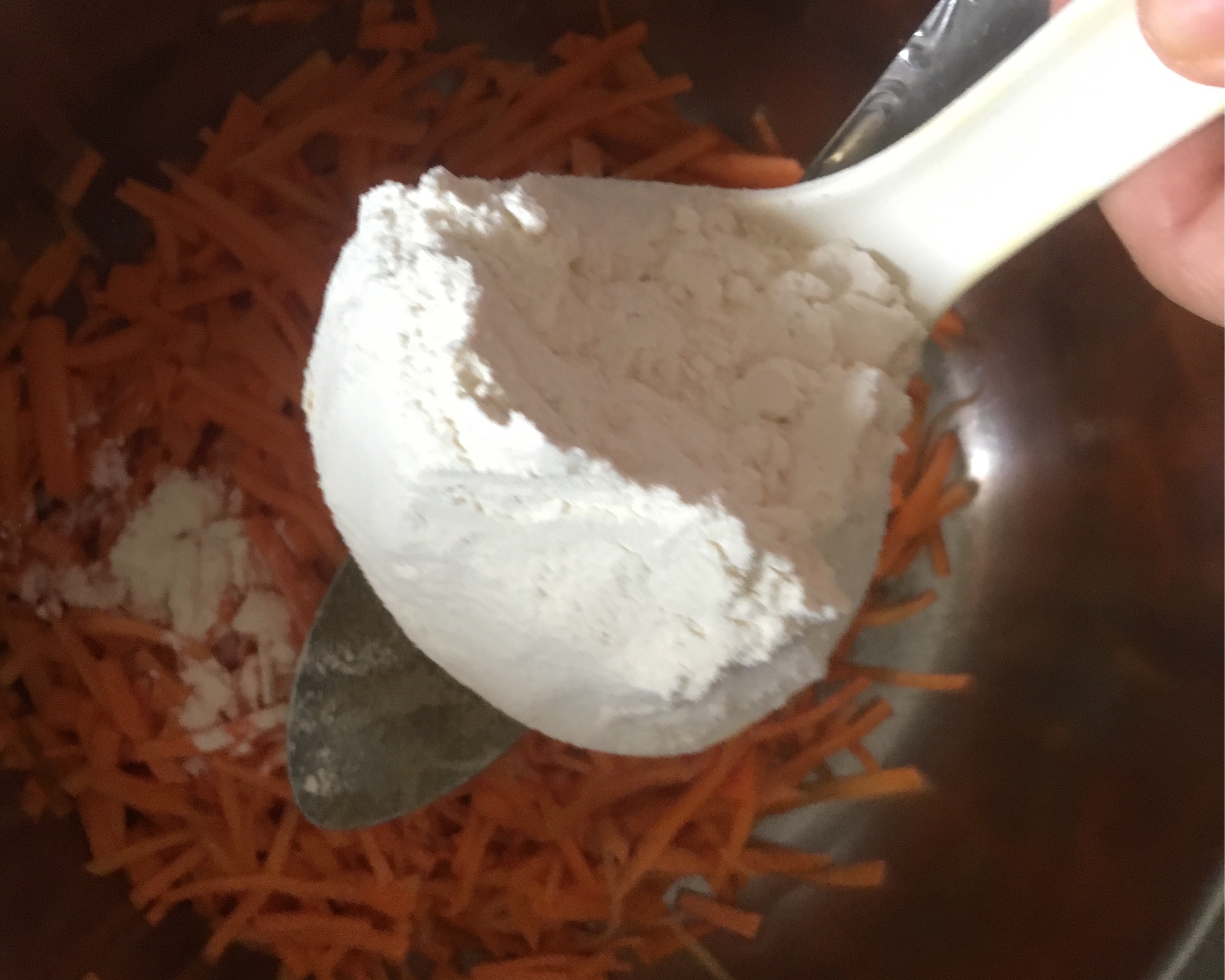 炸胡萝卜素丸子的做法 步骤3