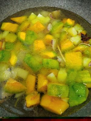 五花肉炖南瓜土豆，咸蛋黄味的的做法 步骤3