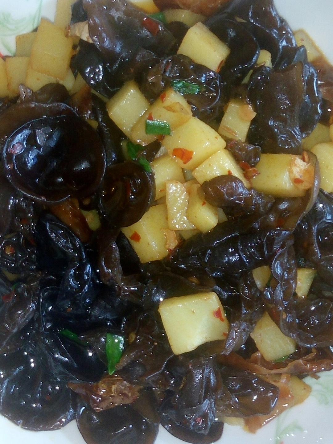 董太的私房菜--木耳炒土豆丁