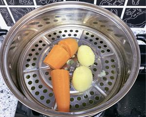 牛奶胡萝卜土豆泥（宝宝辅食）的做法 步骤1