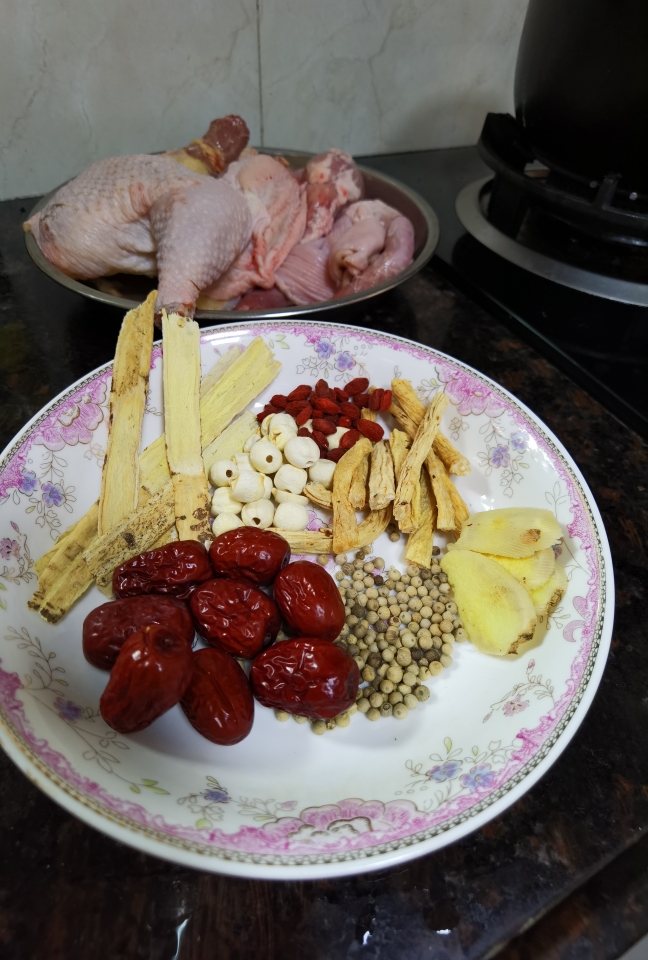 补中益气暖胃——猪肚煲鸡的做法 步骤1
