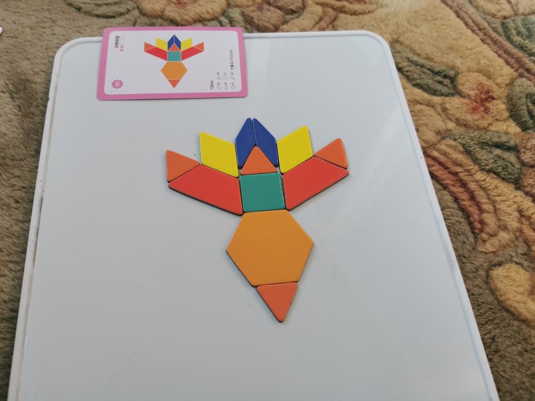 张妈妈边走边吃边看