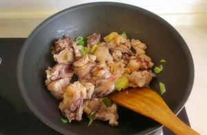 香菇鸡肉炖土豆的做法 步骤3