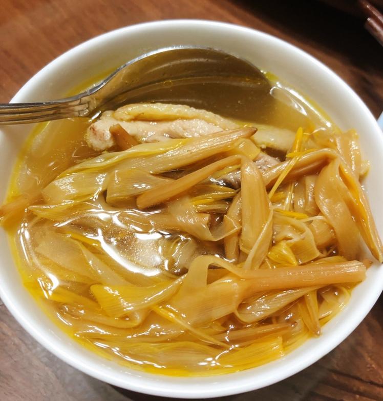 黄花菜炖鸡汤