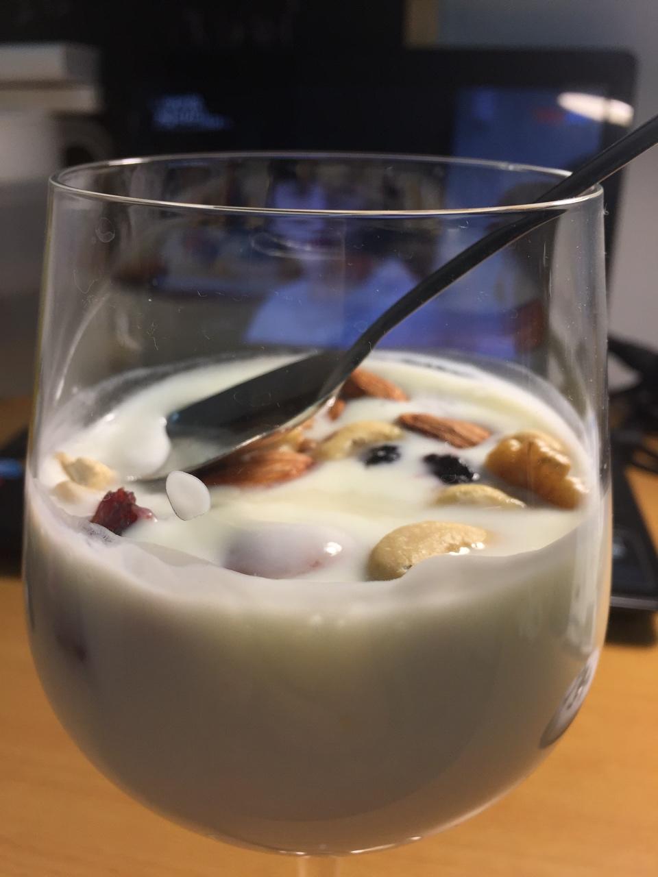 坚果蜂蜜酸奶