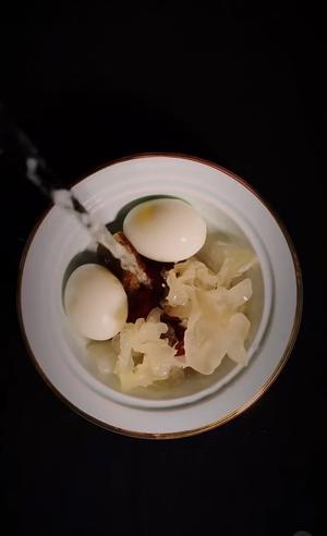 可以养颜的红枣银耳鸽子蛋汤的做法 步骤3