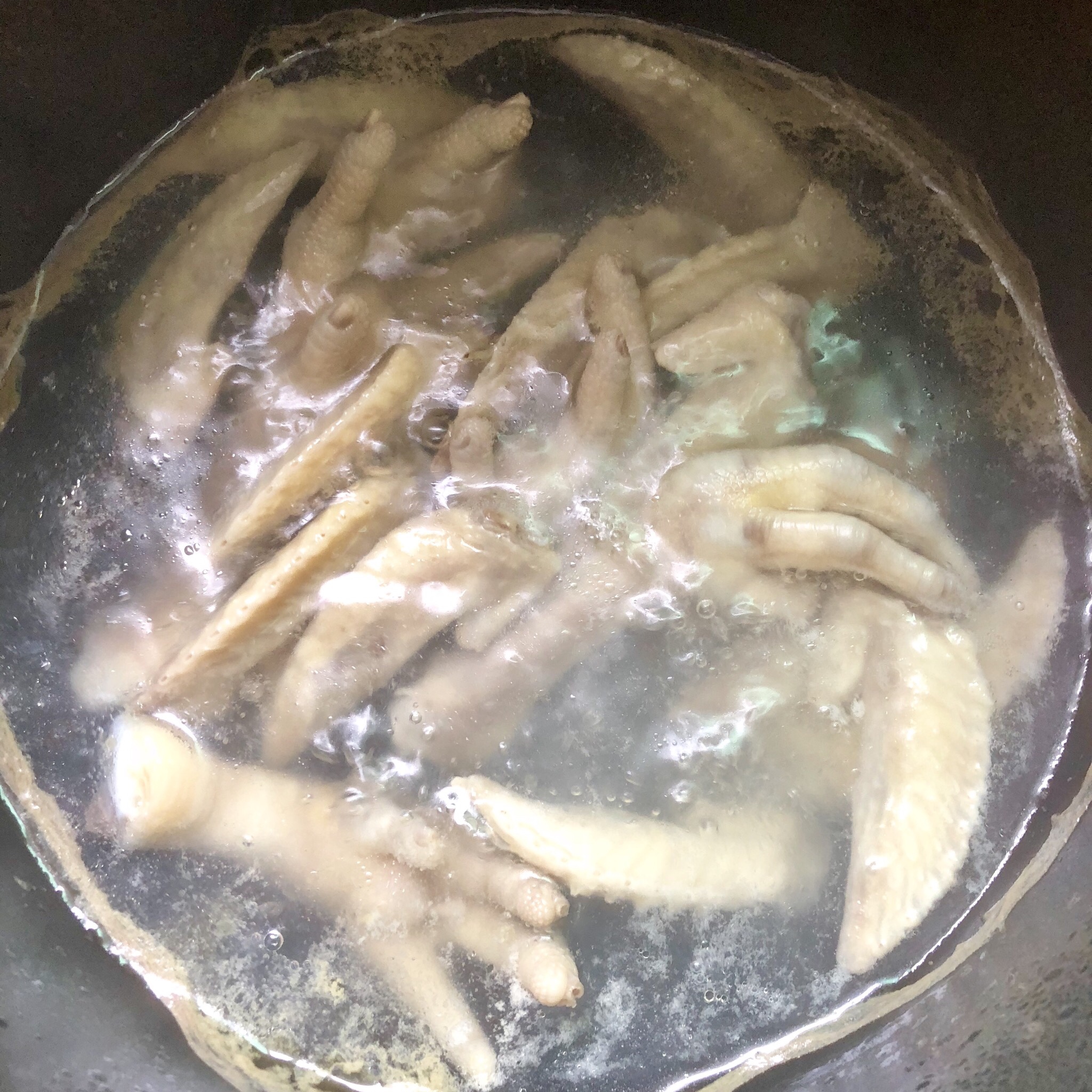 电饭锅煮翅尖，鸡爪的做法 步骤2
