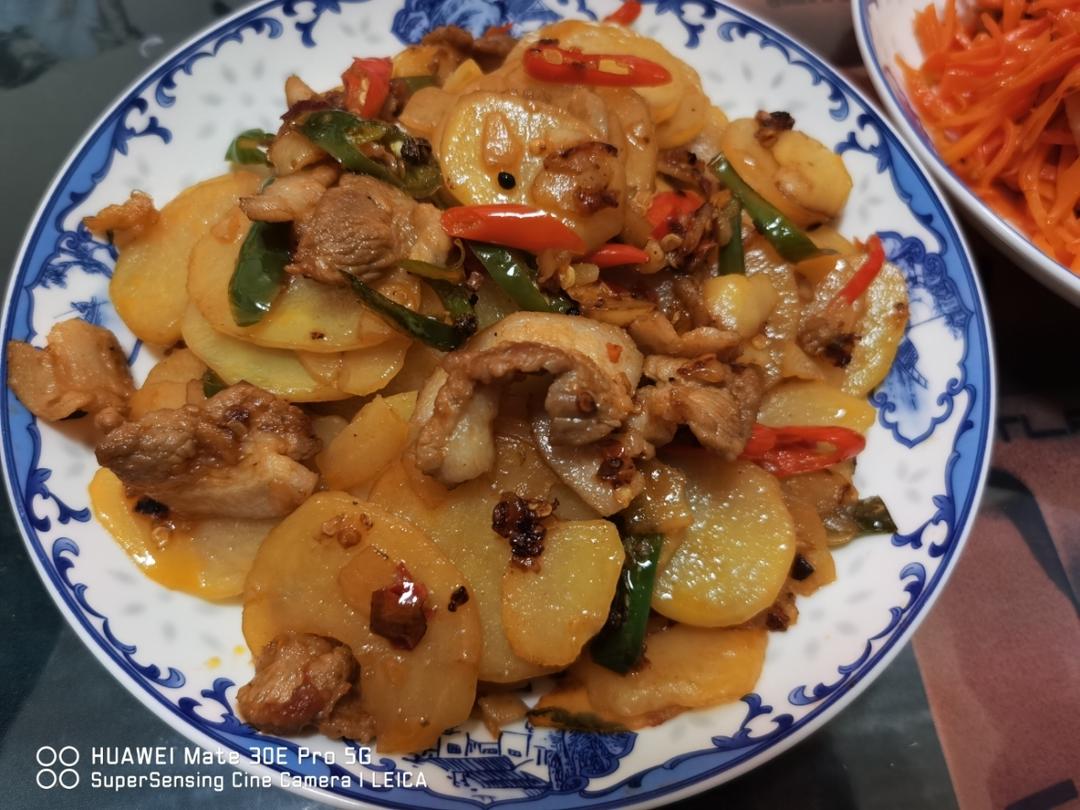 五花肉干煸土豆片