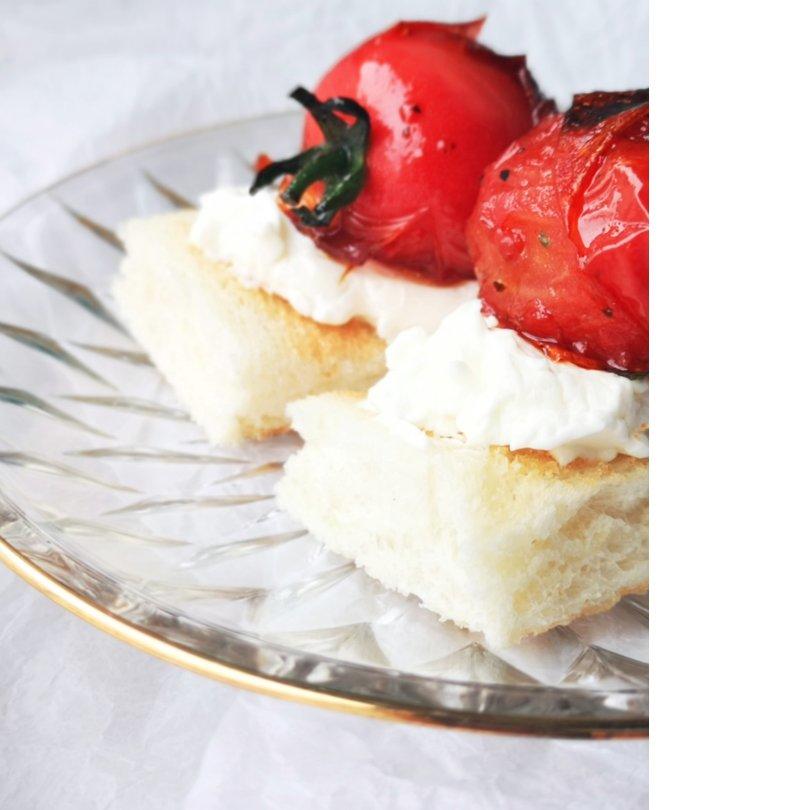 烤番茄ricotta开放三明治.Roasted tomatoes with ricotta on grilled sourdough.