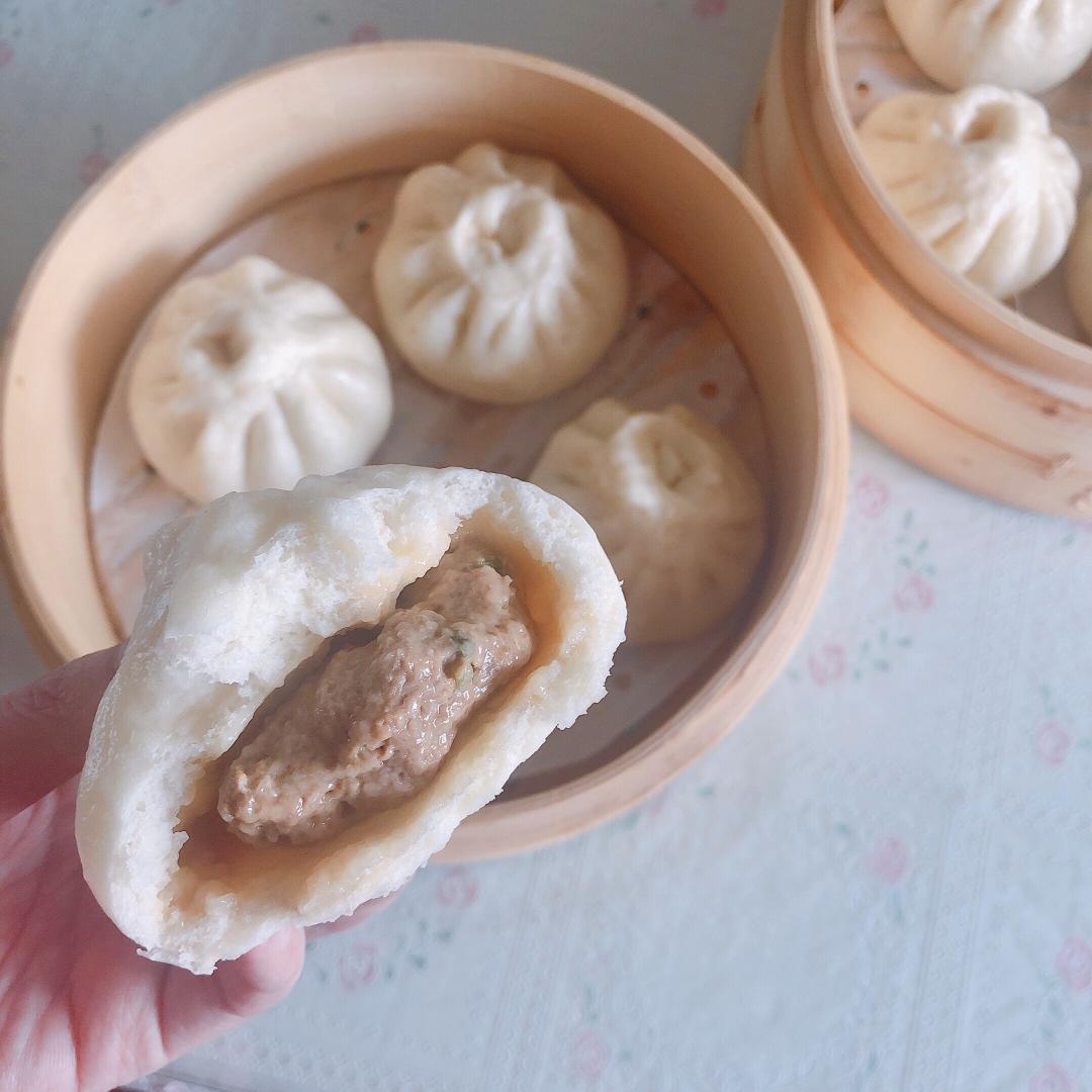 松软多汁的肉包子