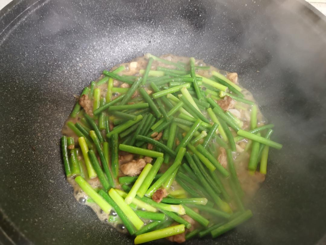 黑椒蒜香煎鸡胸肉+洋葱炒蒜苔的做法 步骤4