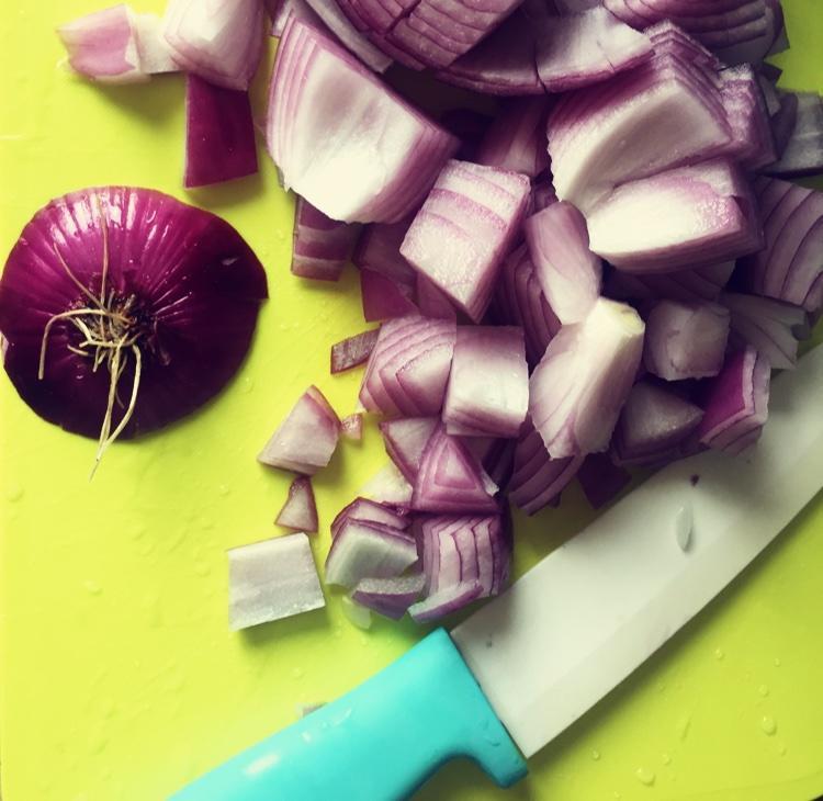 快速切洋葱块/丁的小技巧的做法