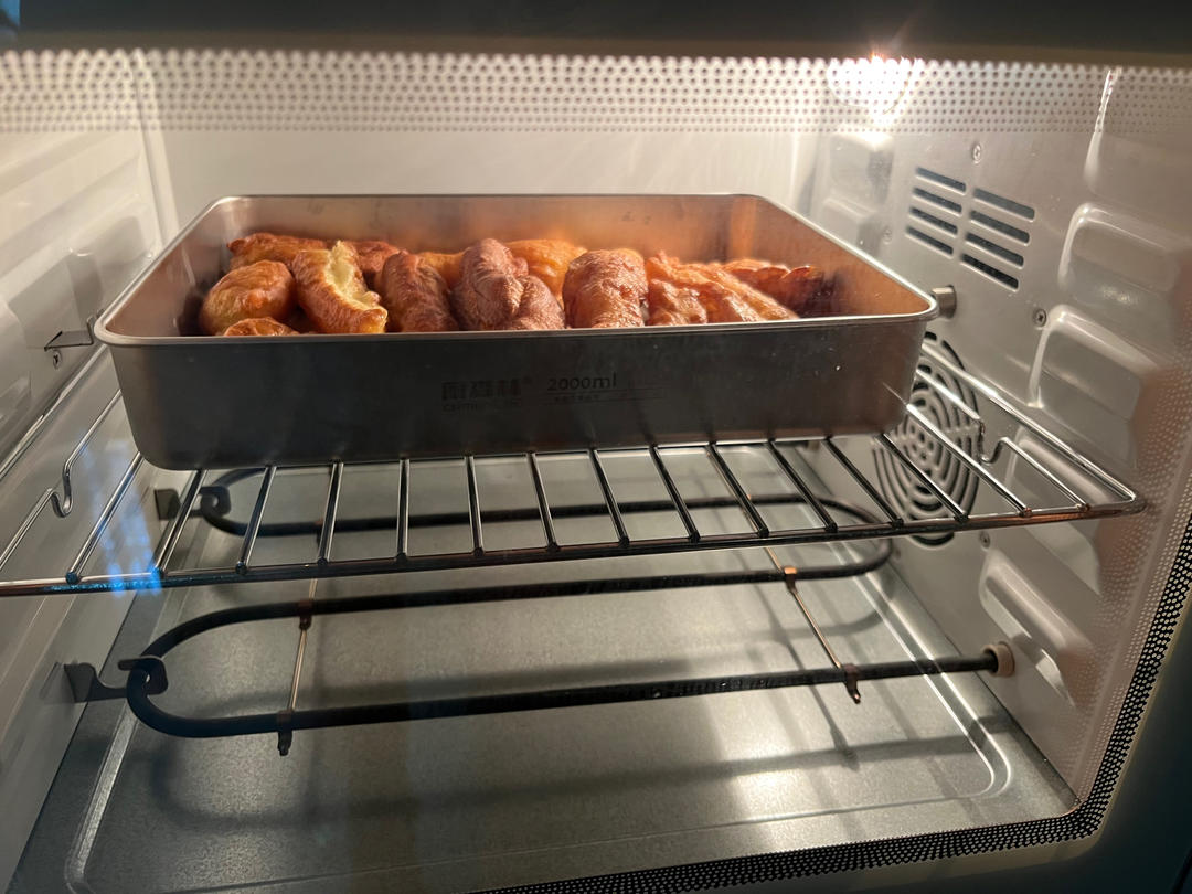 把凉了的油条变酥脆（需烤箱）