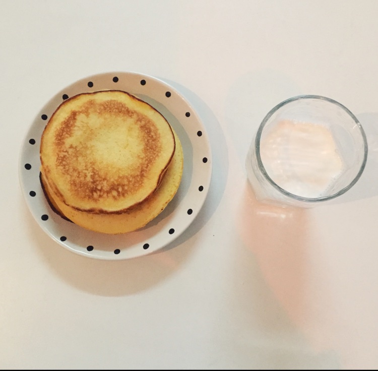 【酸奶松饼yogurt pancake】，搭上黑莓果酱和枫糖的美味。