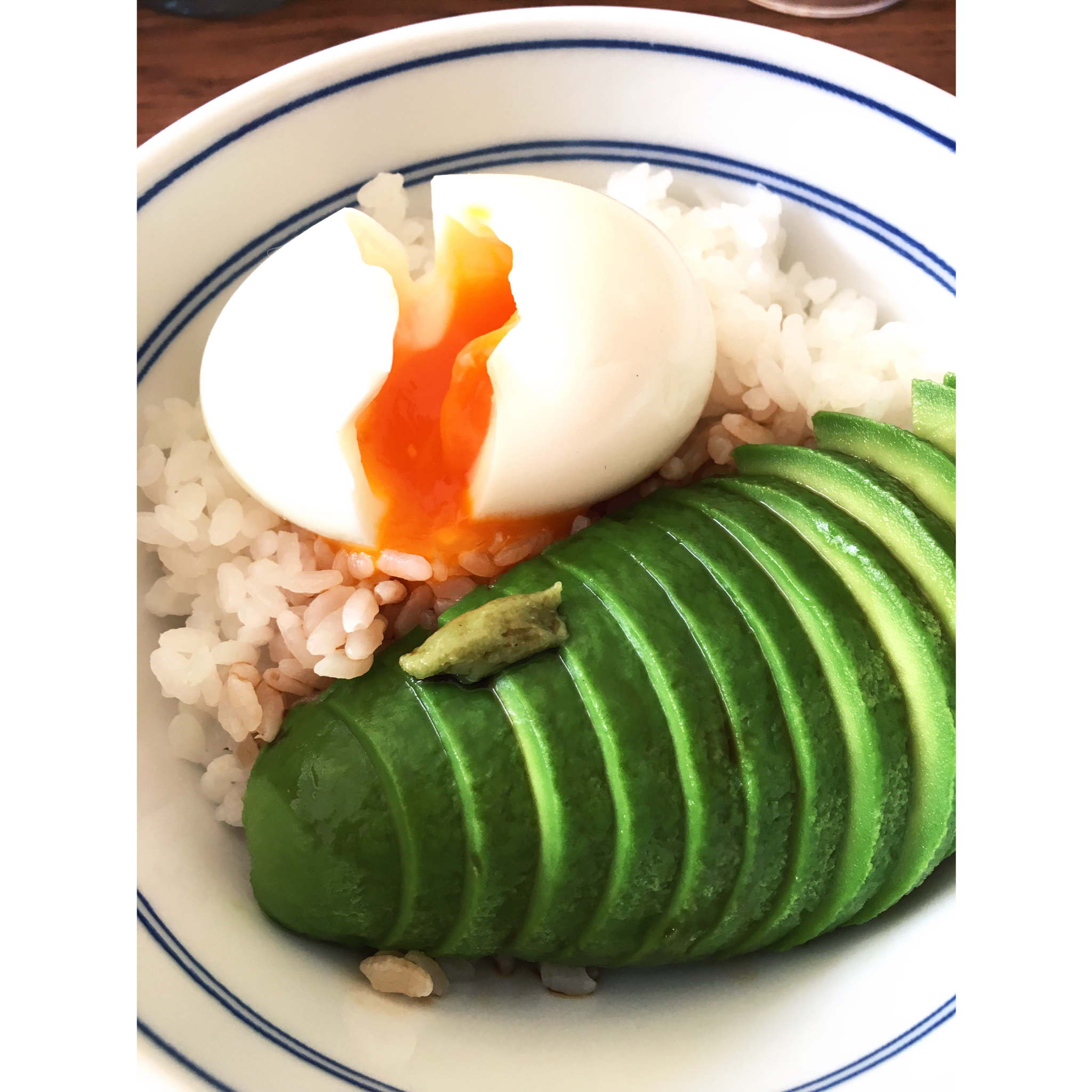 一人食牛油果溏心蛋拌饭