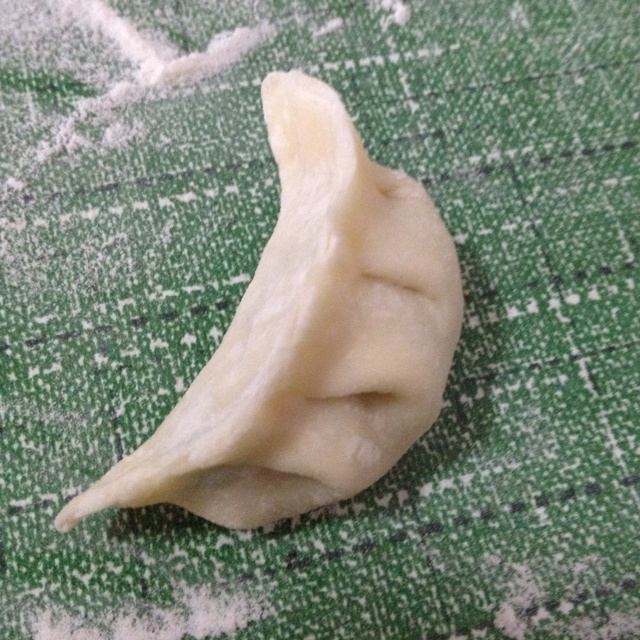 包饺子的方法之一...