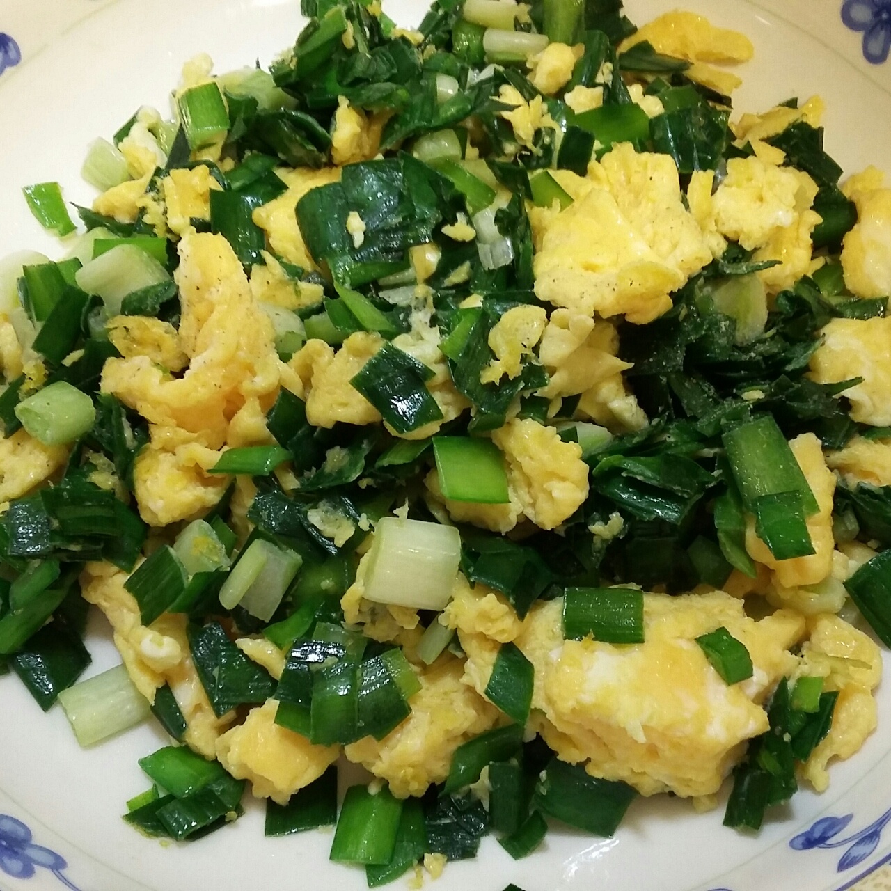 家常菜 韭菜炒鸡蛋 萝拉做的韭菜炒鸡蛋 蛋先炒半熟起锅备用,再将韭菜