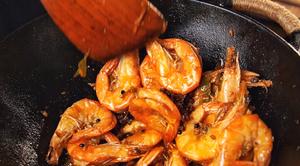 椒盐油焖大虾的做法 步骤8