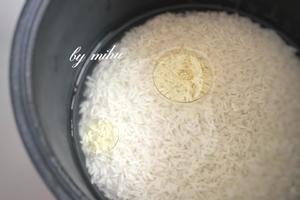 鲜米饭炒出粒粒分明蛋炒饭的做法 步骤2
