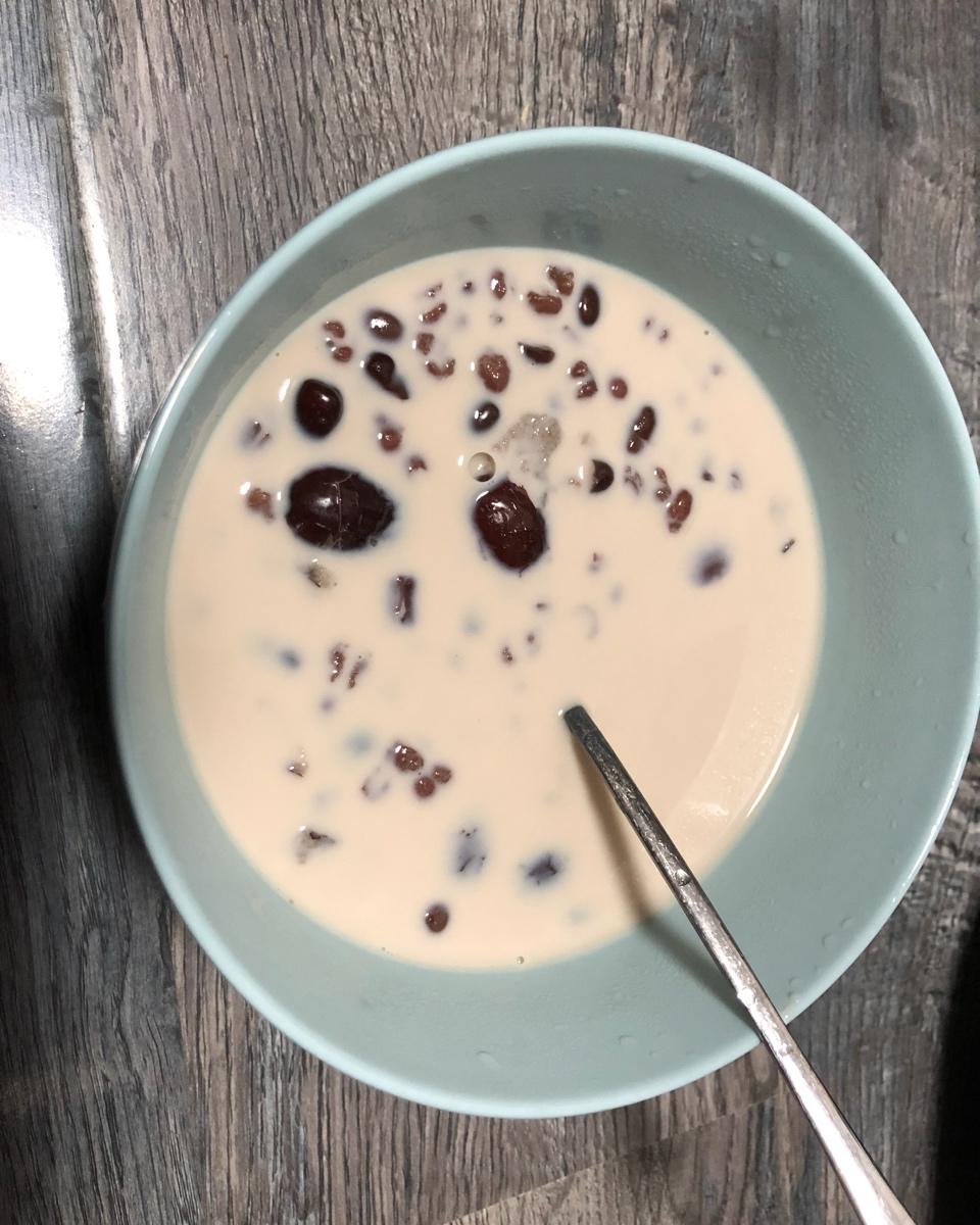 红枣红豆薏仁牛奶粥