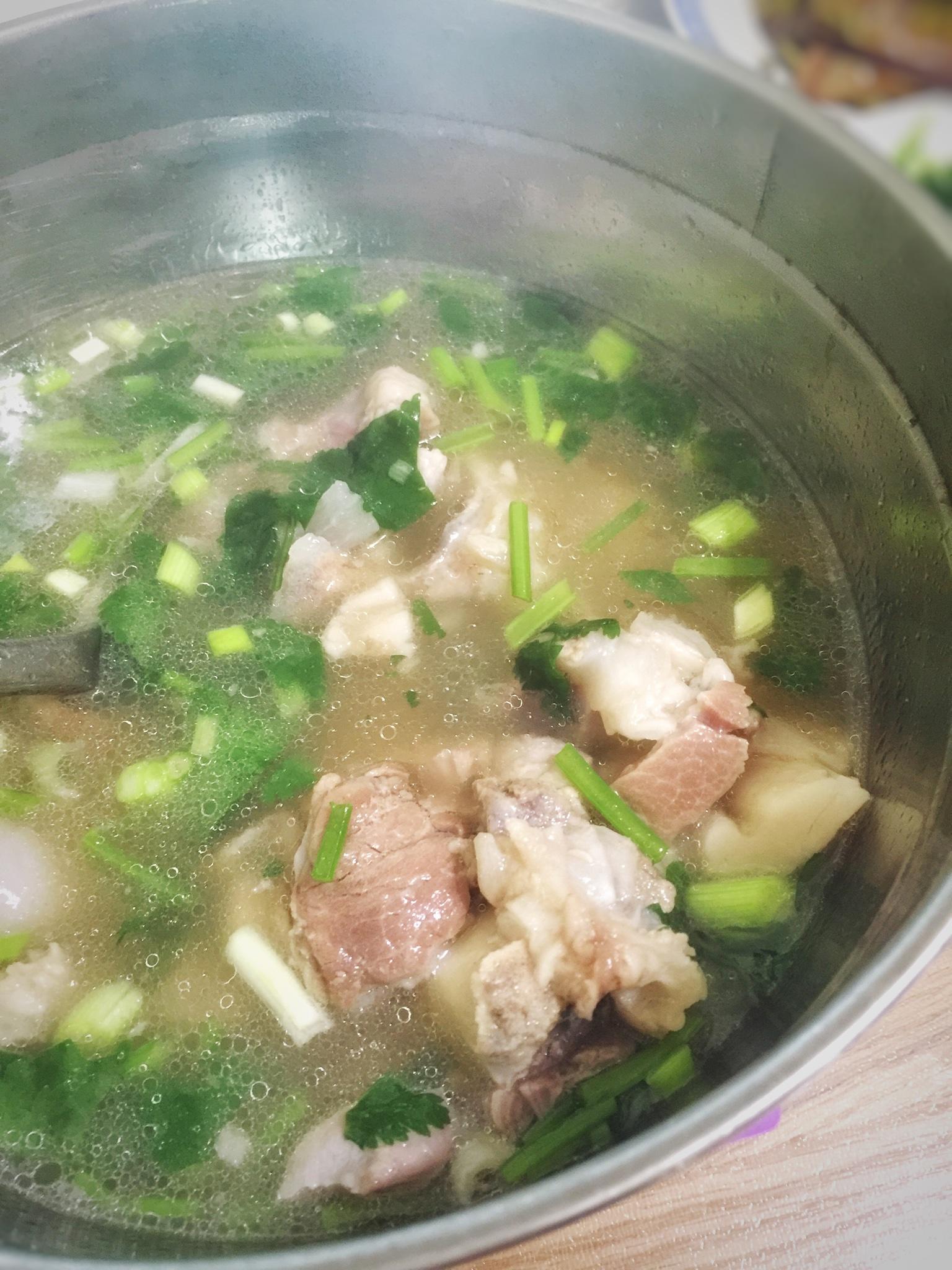非常简单又美味的大骨头汤的做法