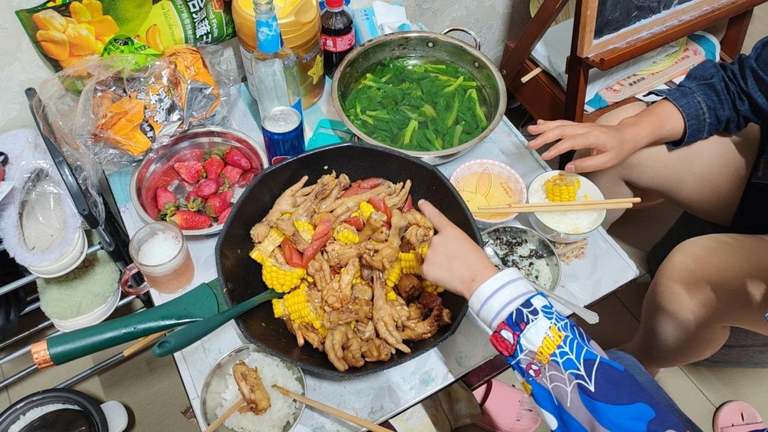 火爆餐厅的鸡翅鸡爪煲，软嫩鲜香，入口即化