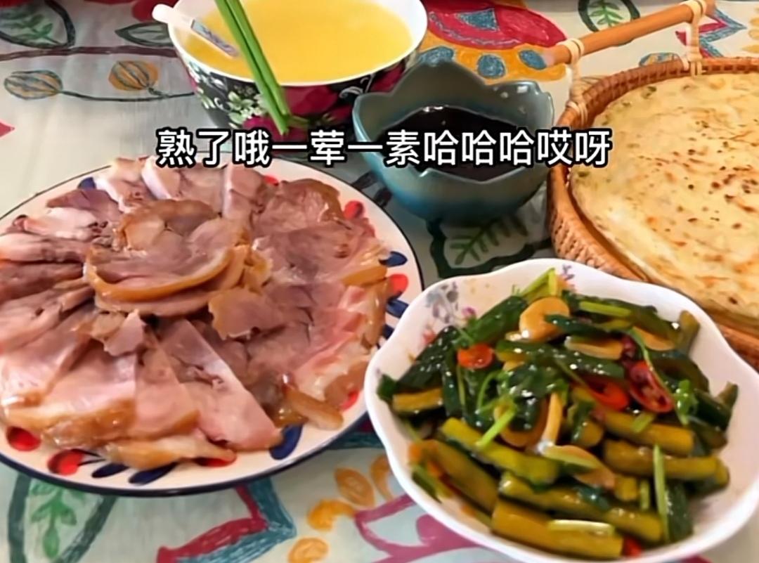 一顿简单的晚饭      小米粥，小菜，饼，熟食   菠菜汤鸡蛋灌饼  拌牛肉  土豆鸡蛋酱拌饭