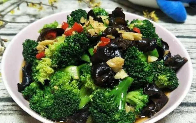凉拌西兰花木耳:减脂的做法