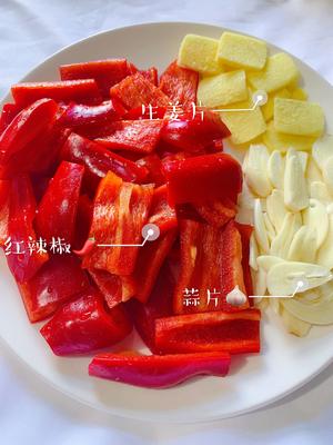 辣椒炒五花肉的做法 步骤2
