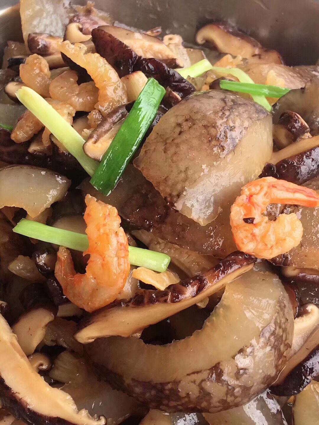 海参焖虾米香菇，过年宴席不可少的一道硬菜的做法