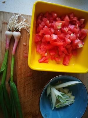 厨房与远方-番茄鸡汤面/鸡翅根的吃法/煎溏心蛋做法的做法 步骤2