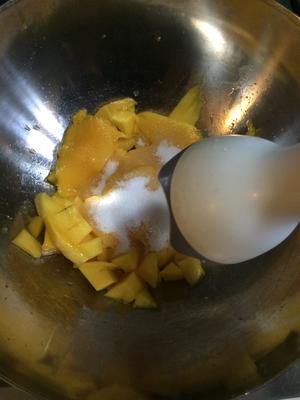 超大芒果粒芒果慕斯（无需黄油饼干底版）的做法 步骤2