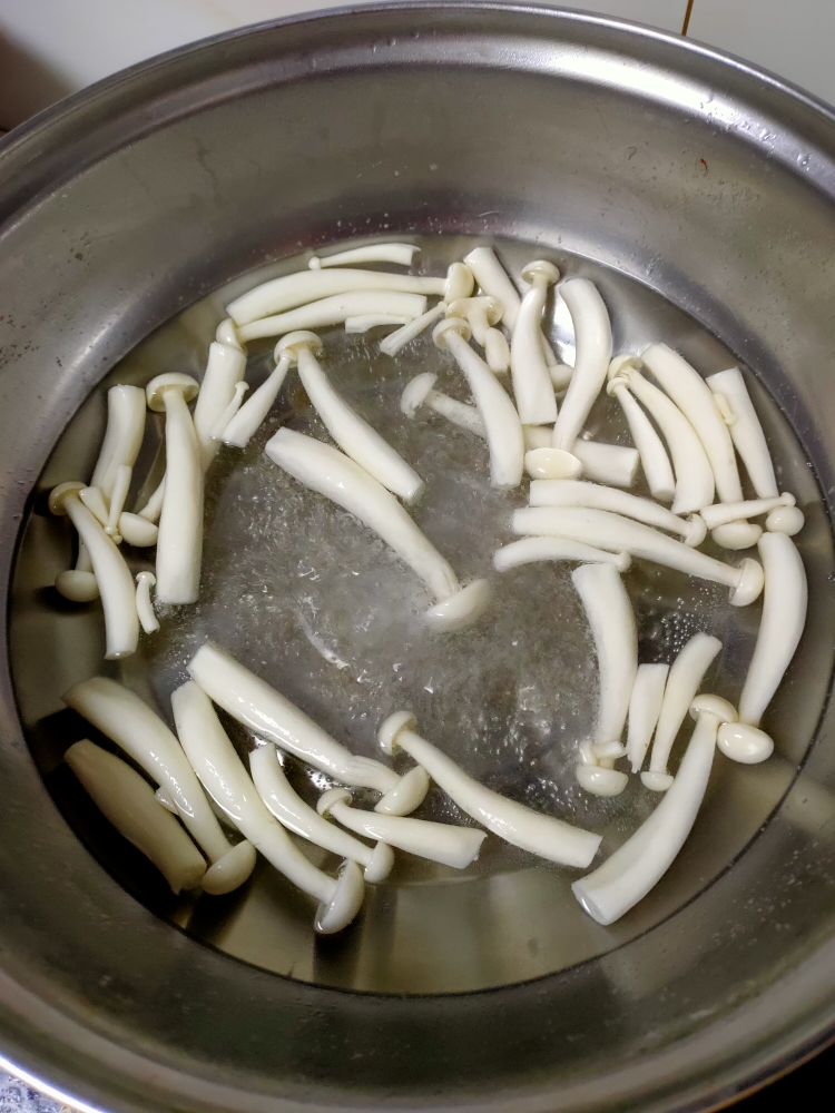 虾仁丝瓜菌菇汤的做法 步骤2