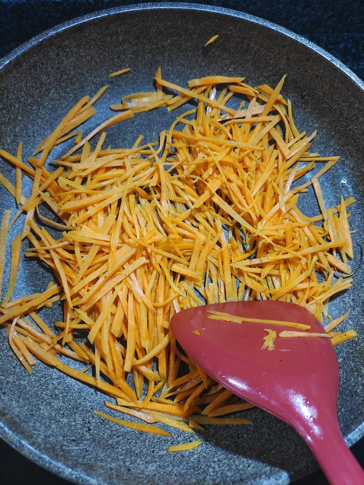 芹菜炒红萝卜的做法 步骤3
