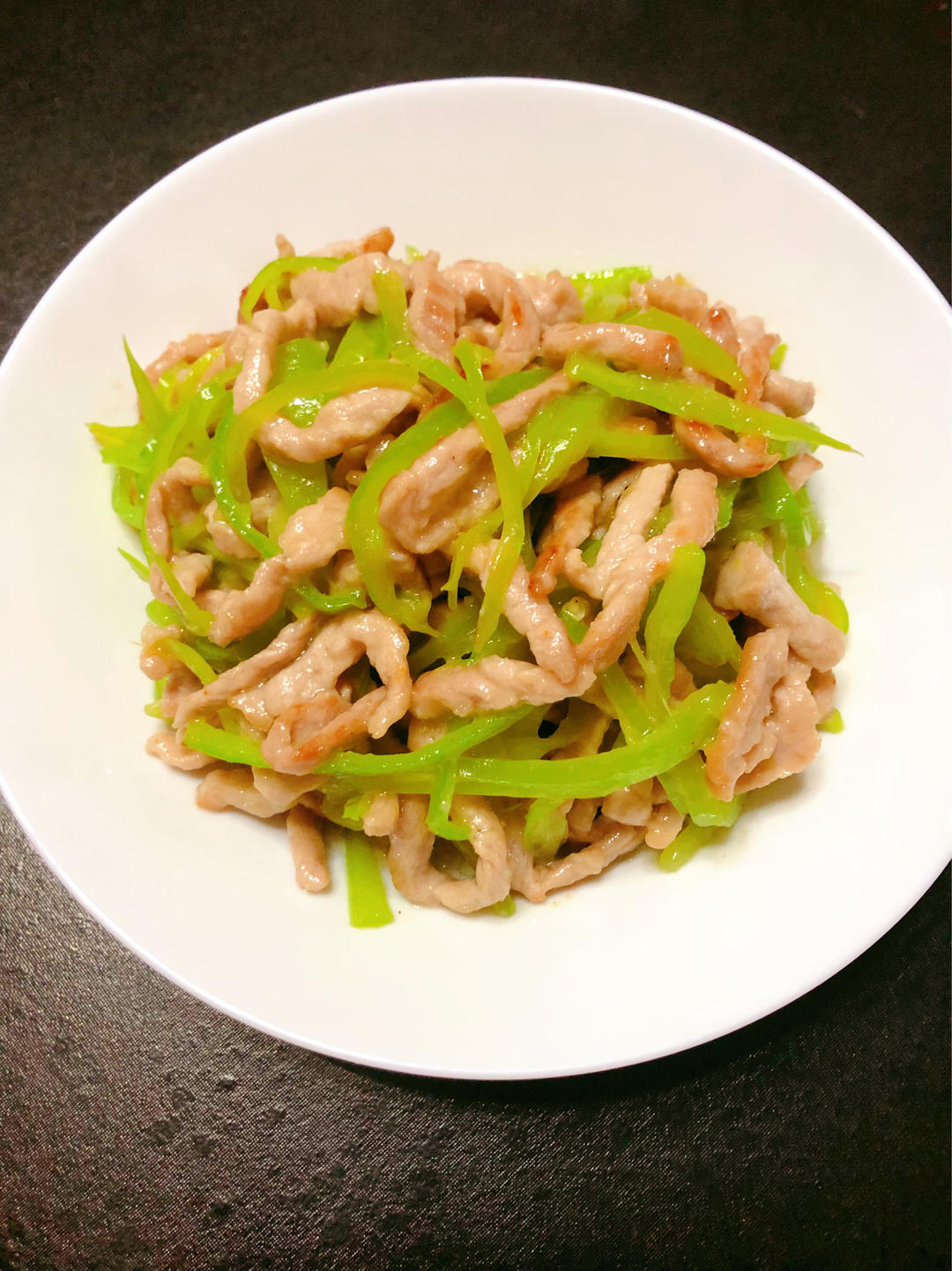青椒肉丝，这样炒太好吃了。