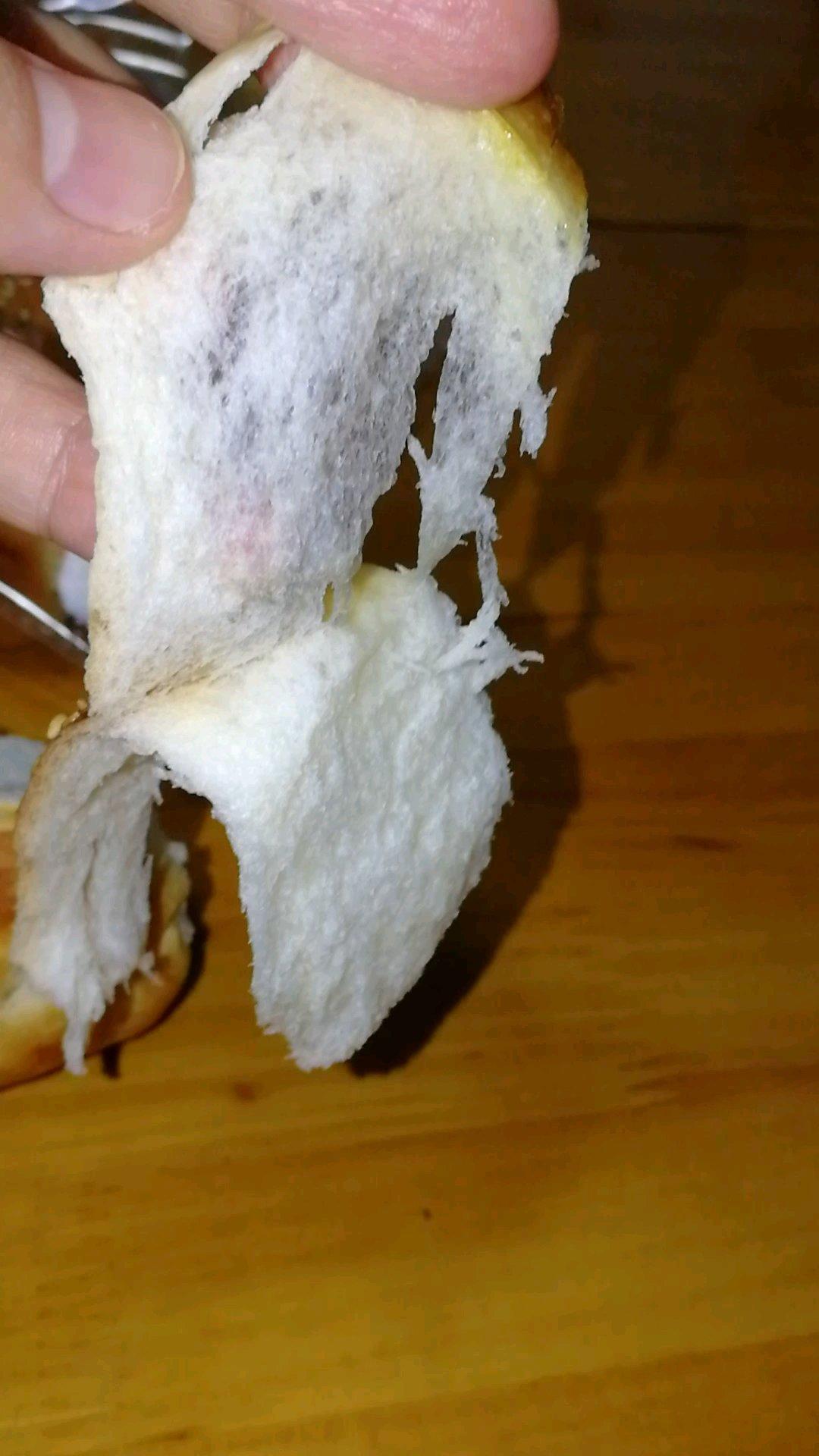 软绵绵的拉丝红豆餐包