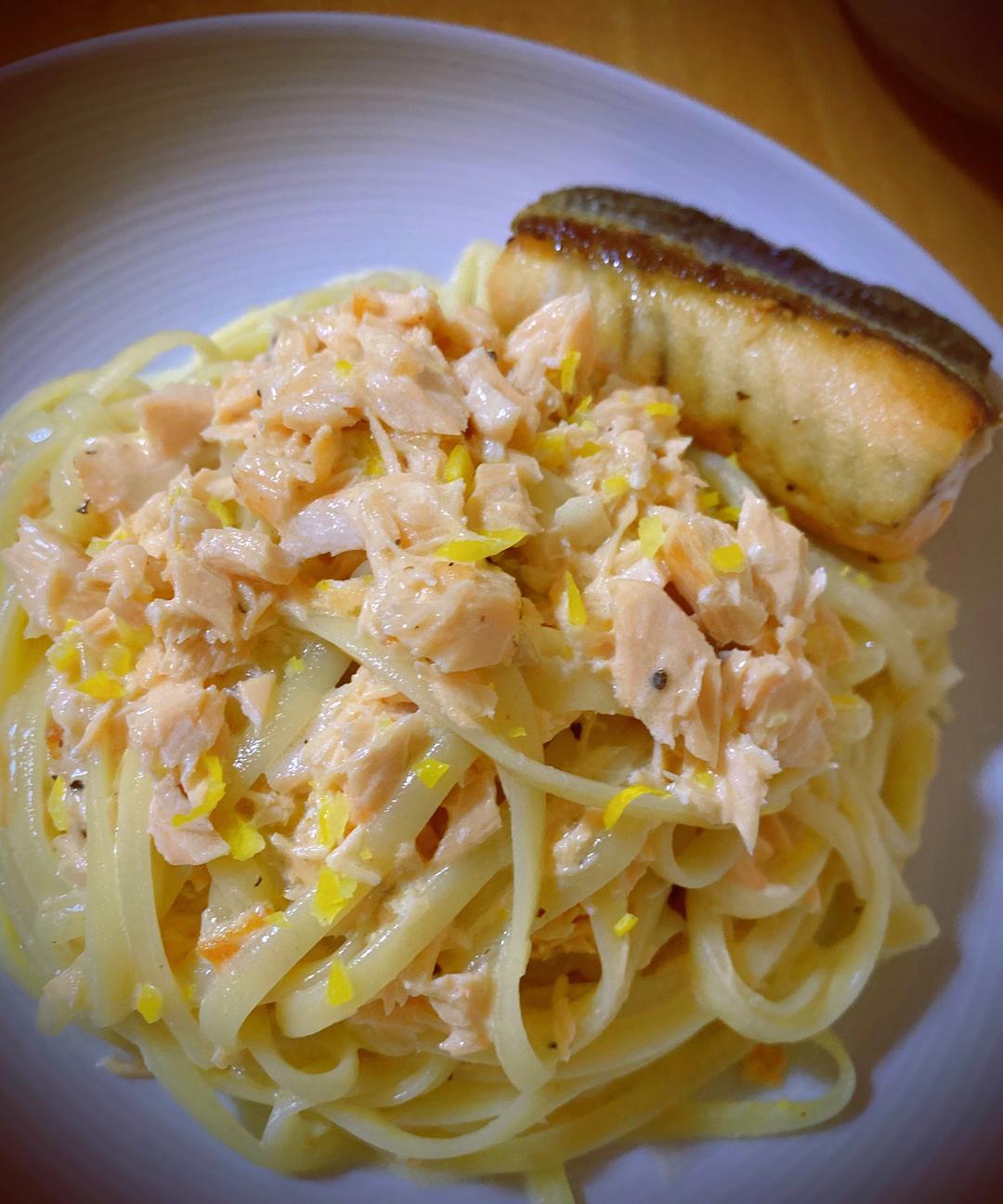 跟着主厨戴广坦学做的三文鱼柠檬意粉的做法