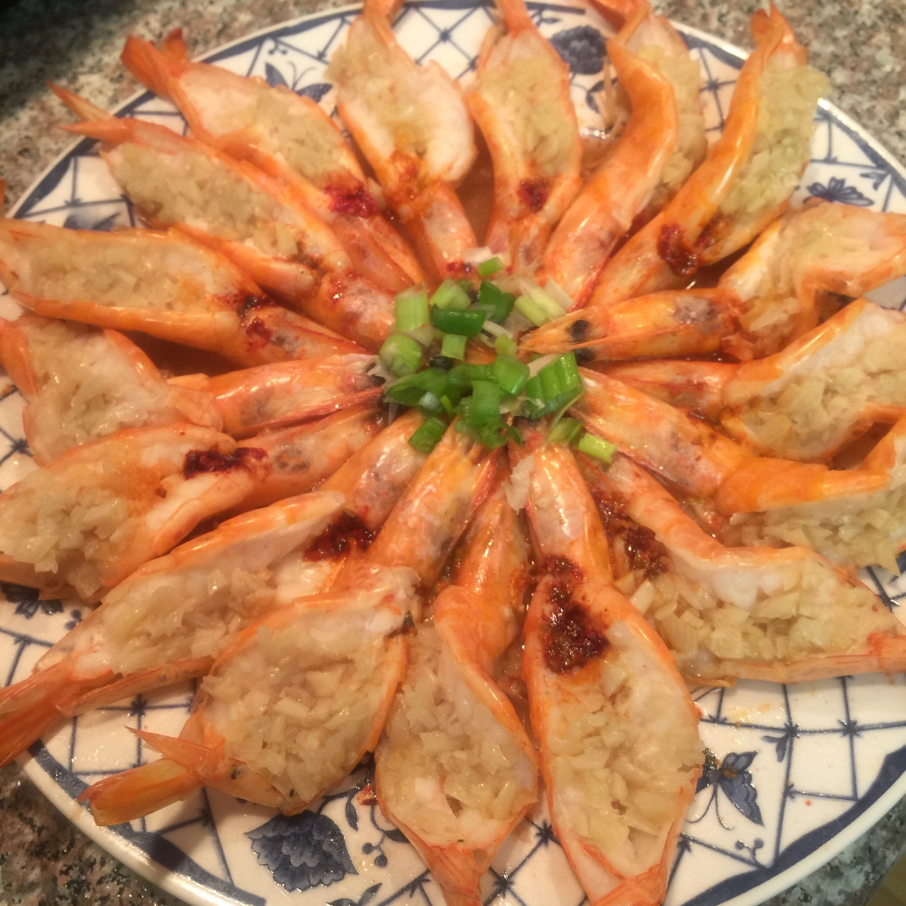 遥遥and琳琳de妈咪做的蒜蓉蒸虾