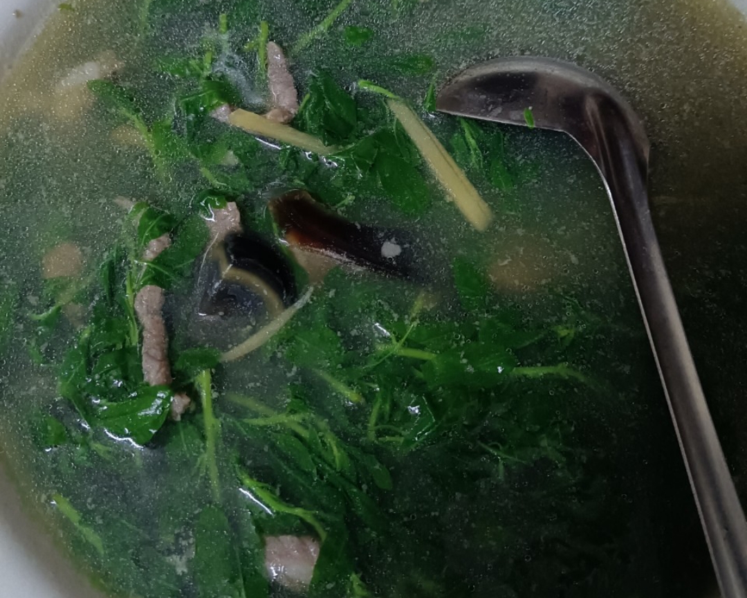 枸杞菜皮蛋肉丝汤的做法
