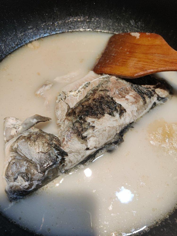 清炖鲫鱼汤 三个关键步骤让你轻松炖出汤浓味鲜色白似奶的鲫鱼汤