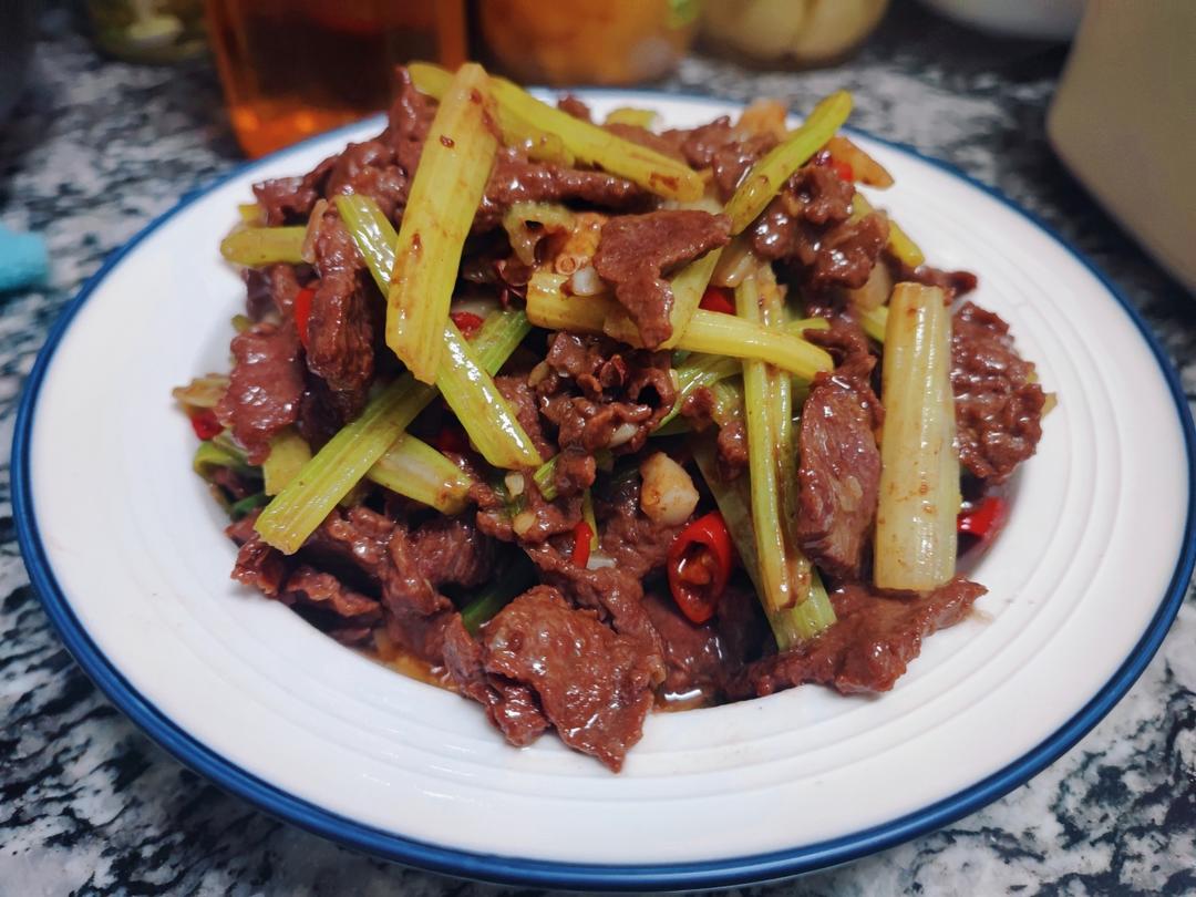 下饭神器又来了，试试这道芹菜炒牛肉！！