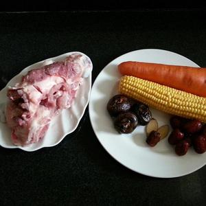 玉米红萝卜马蹄骨头汤的做法 步骤3