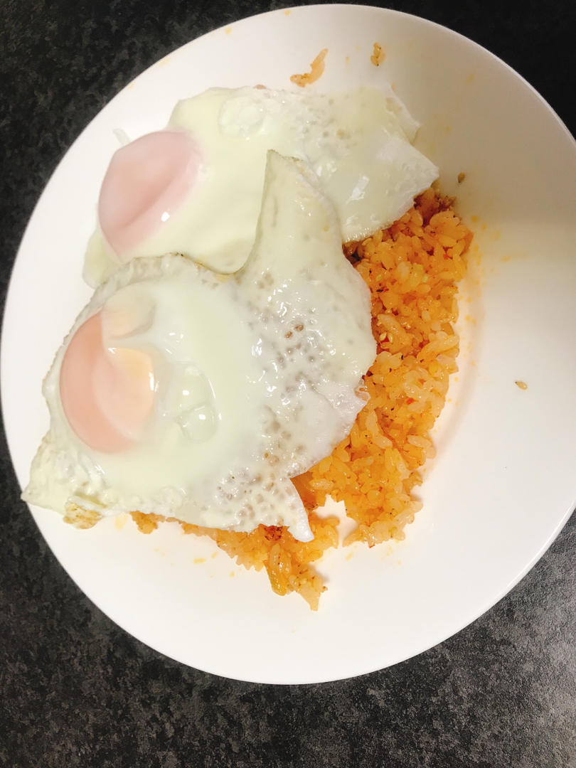 【简单快手辣白菜炒饭】从此会让你对饭店的炒饭嗤之以鼻，没错就是这么霸气呢