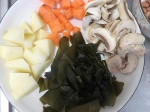 健康低卡—用料满满&快手干贝海带口蘑汤的做法 步骤2