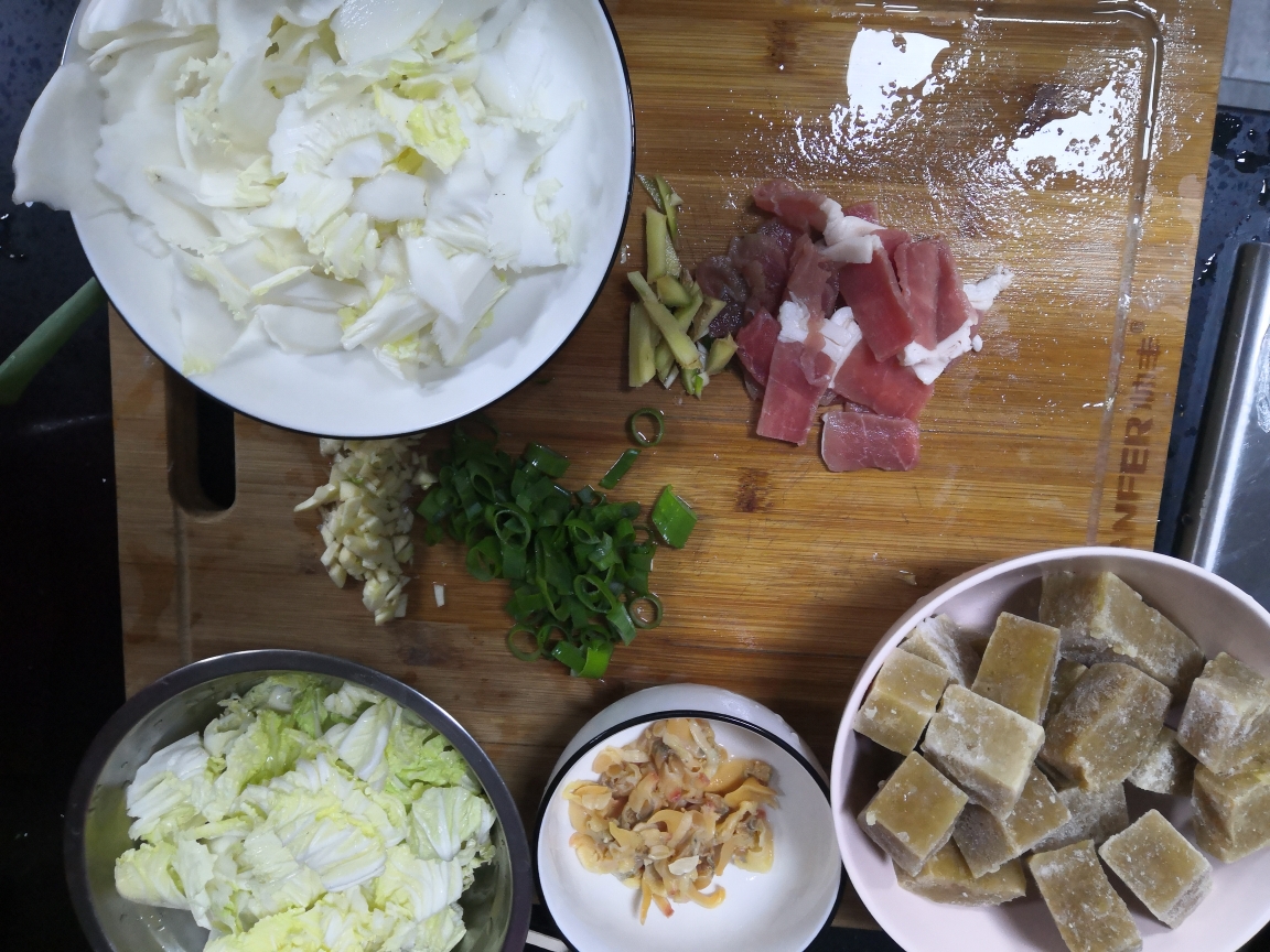 东北家常菜—白菜炖冻豆腐的做法 步骤1