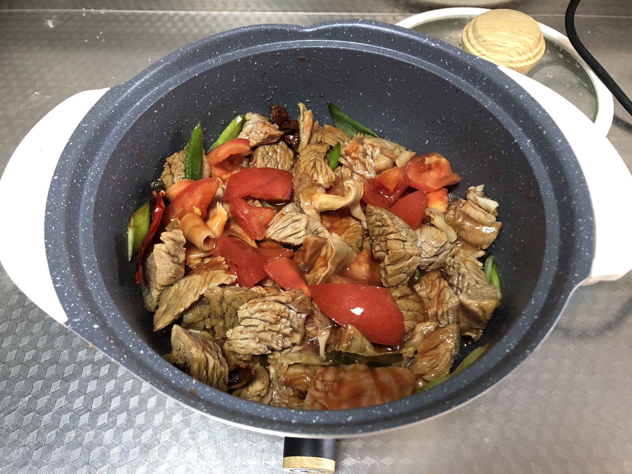 番茄牛腩锅，汤都不剩的暖冬小火锅的做法 步骤6