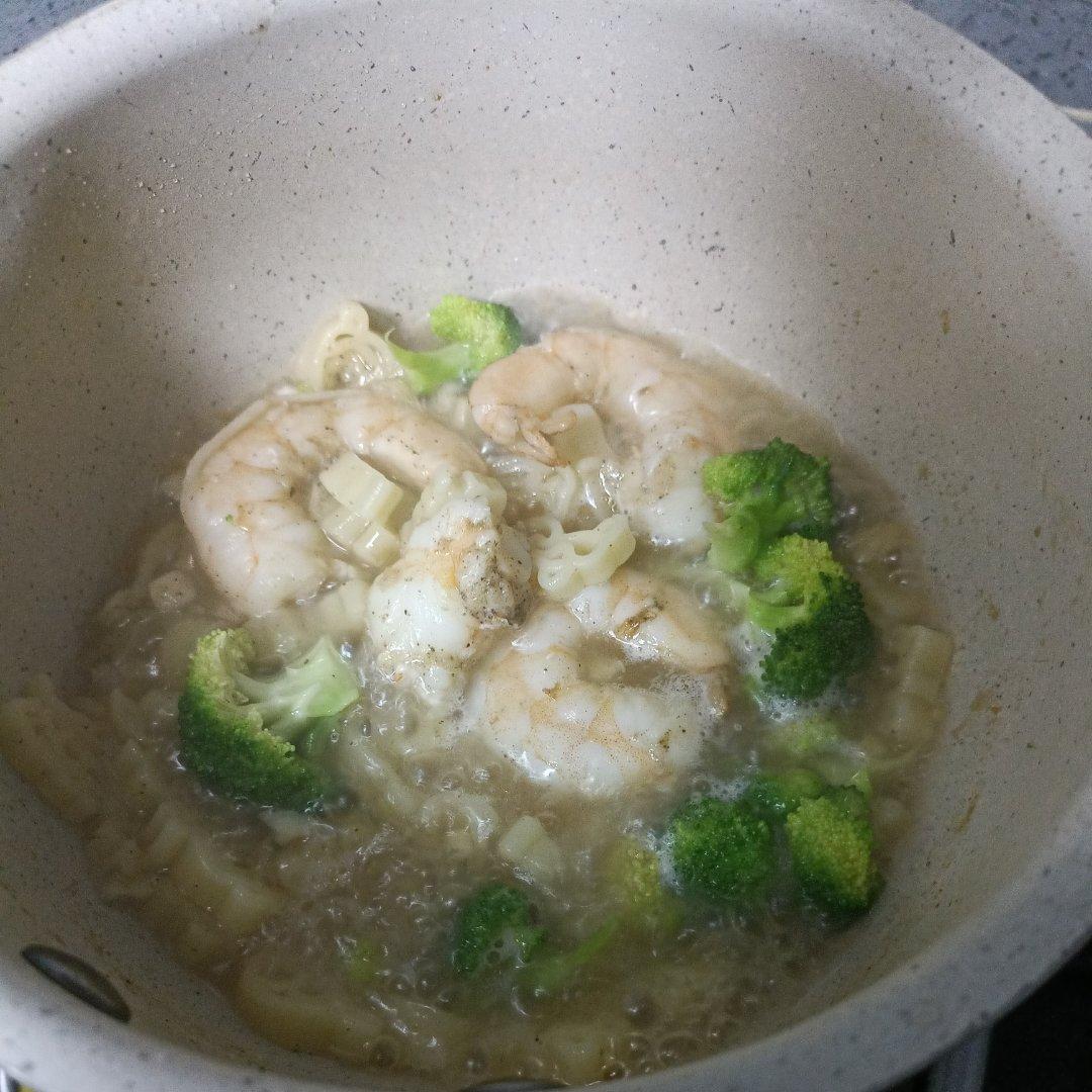 蒜味鲜虾意大利面