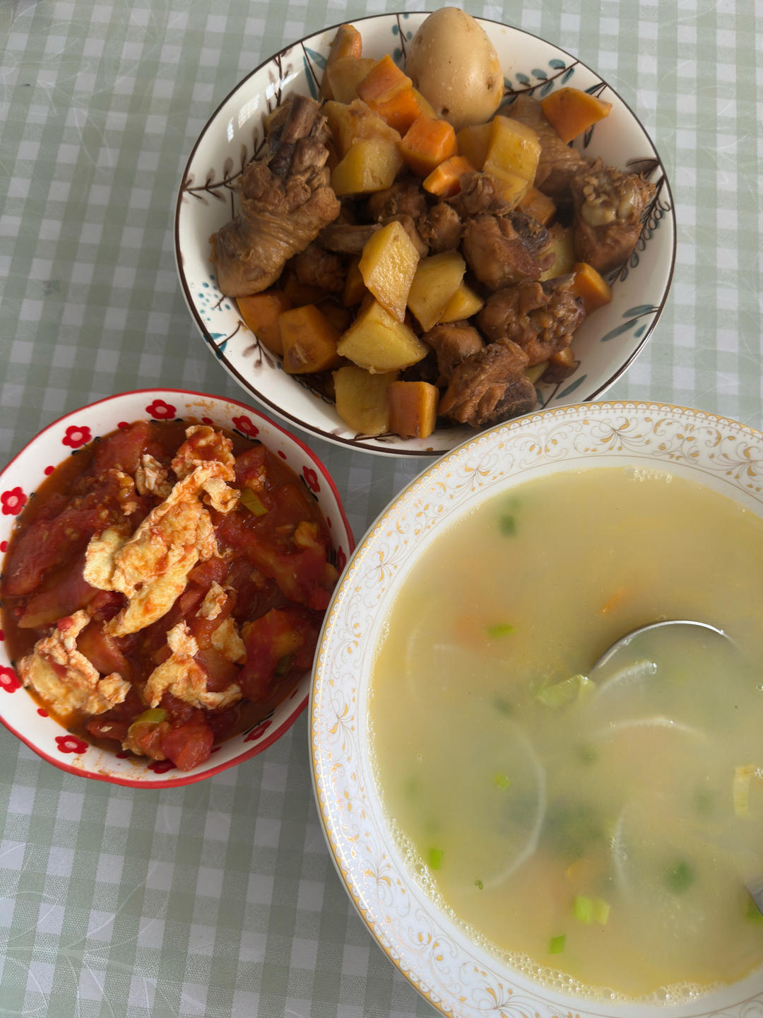 鸡腿炖土豆红薯